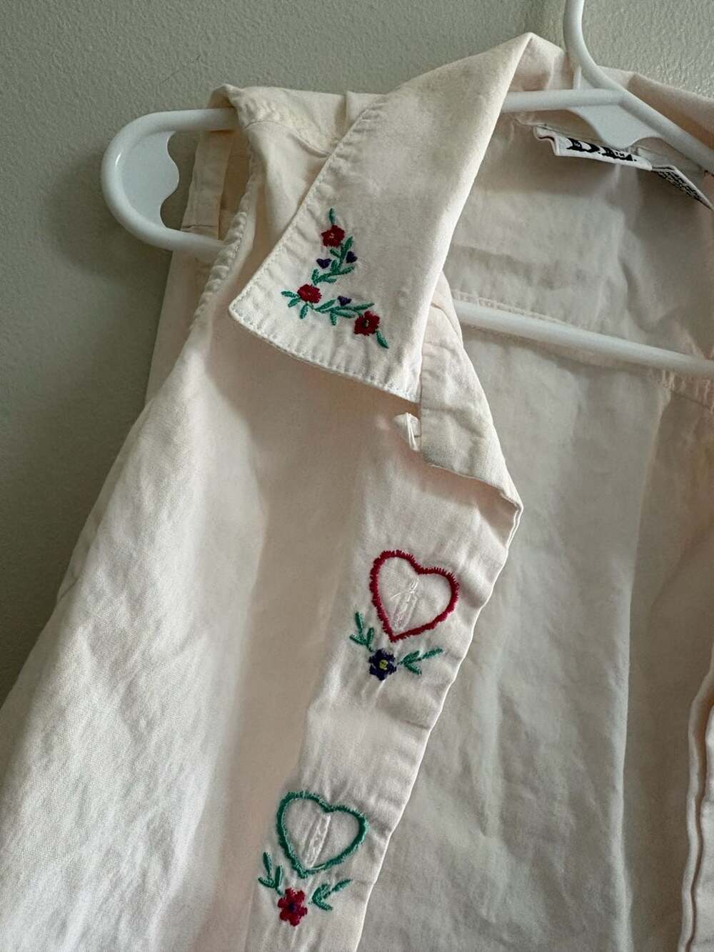 Basic Editions Girl's Vintage Sleeveless Cotton Button Up Shirt with Heart and F - Picture 4 of 7
